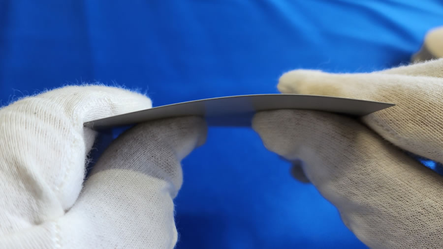 The □75 × 0.32t substrate did not break when bent by hand, as shown in the photo.